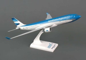 maqueta-aerolineas-argentinas-a330-200-1200-skymarks-avion-833601-MLA20348786162_072015-O